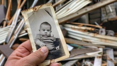 Photo of Millionaire Demolishes Old Man’s House, Unexpectedly Sees His Childhood Photo among Ruins