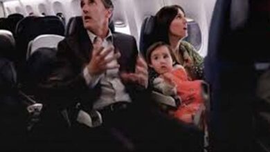 Photo of Millionaire Mocks Poor Woman with 3 Kids on Business Class Flight until Pilot Interrupts Him