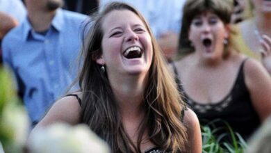 Photo of Widow Starts Laughing Aloud in the Middle of Husband’s Funeral and Calls a Lawyer