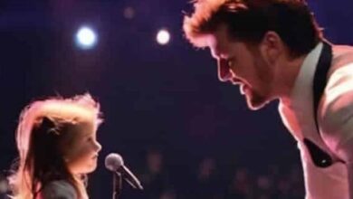 Photo of The superstar invites a little girl to sing, and within seconds, she brings down the house with her performance.