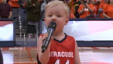 Photo of 3-Year-Old Fearlessly Sings National Anthem In Front Of A Crowd