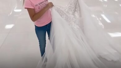 Photo of Just Before Wedding, Little Girl Steals Mom’s Wedding Dress and Begs a Stranger to Buy It — Story of the Day