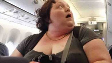 Photo of When the captain’s voice is heard speaking to the poor, heavy woman on the plane, the rich man mocks her.