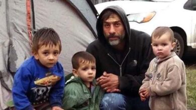 Photo of A father of three who lives in a tent selflessly donates his last $2 to a stranger at a gas station.